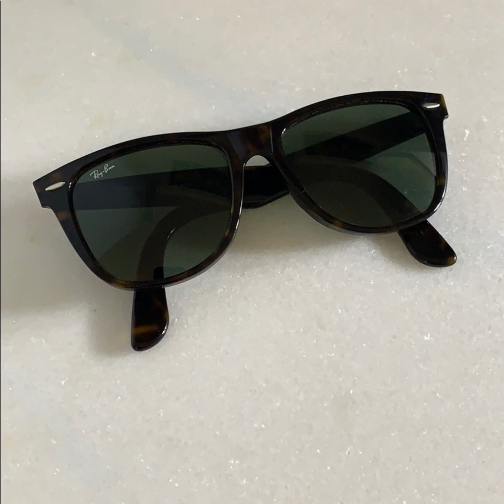 Ray-Ban Wayfarer Brown.